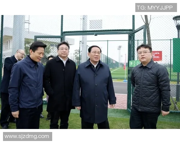 李强的足球人生:从青涩少年到职业球员的深度对话与成长历程 李强的足球人生:从青涩少年到职业球员的深度对话与成长历程